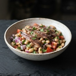 Illustration for the White bean salad with anchovy meal